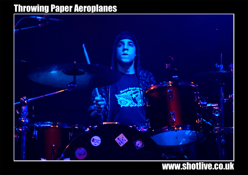 Throwing Paper Aeroplanes
Henny
Keywords: Throwing Paper Aeroplanes Henny
